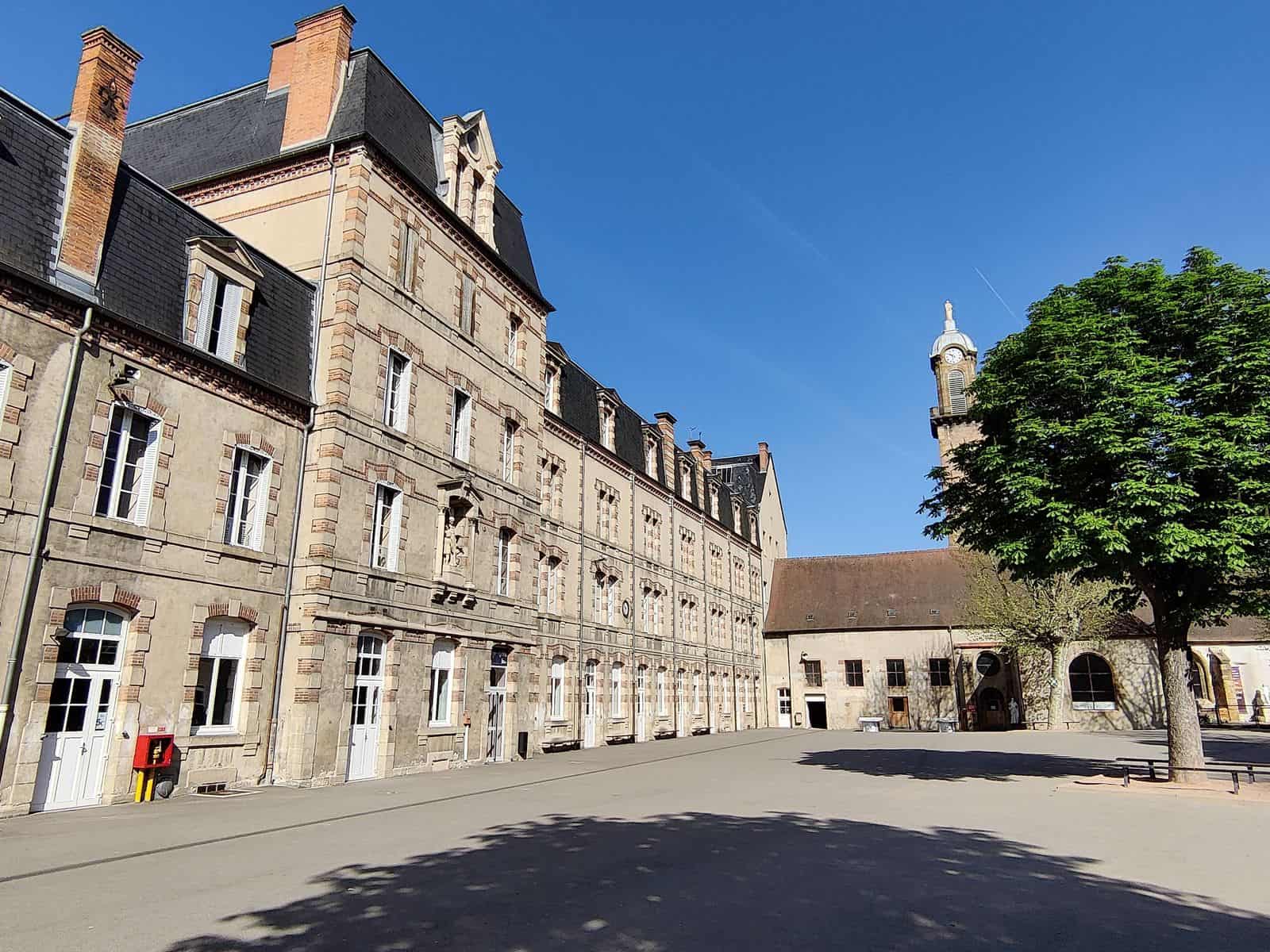 Bâtiment principal (Saint-Benoît, Moulins)